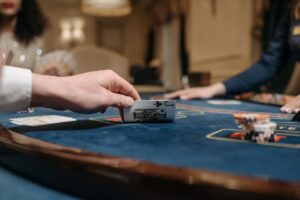 Hauteur au poker : Comment l’utiliser pour bluffer efficacement vos adversaires