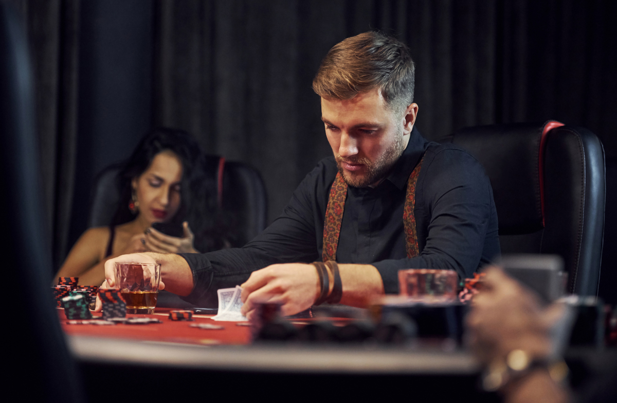table-playing-poker