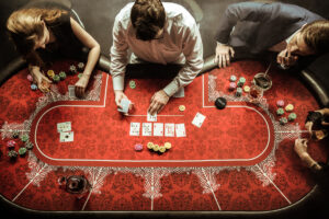 Comment aménager une salle de poker qui impressionne vos invités
